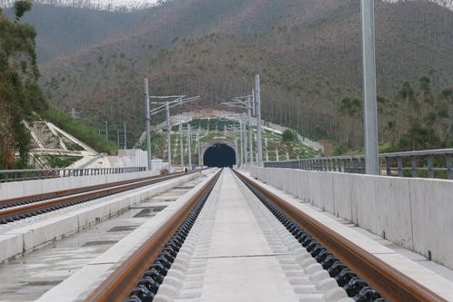 菲律宾与中国企业签署大型铁路项目合同