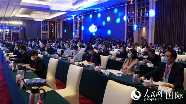 会场内，与会代表认真听取嘉宾发言。人民网记者暨佩娟摄