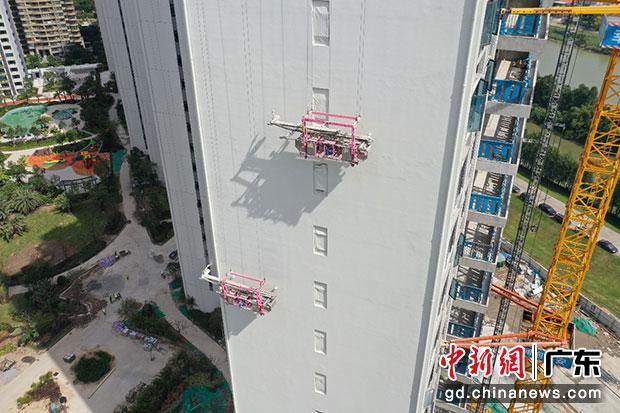 外墙喷涂机器人在作业。受访者供图 外墙喷涂机器人在作业。受访者供图